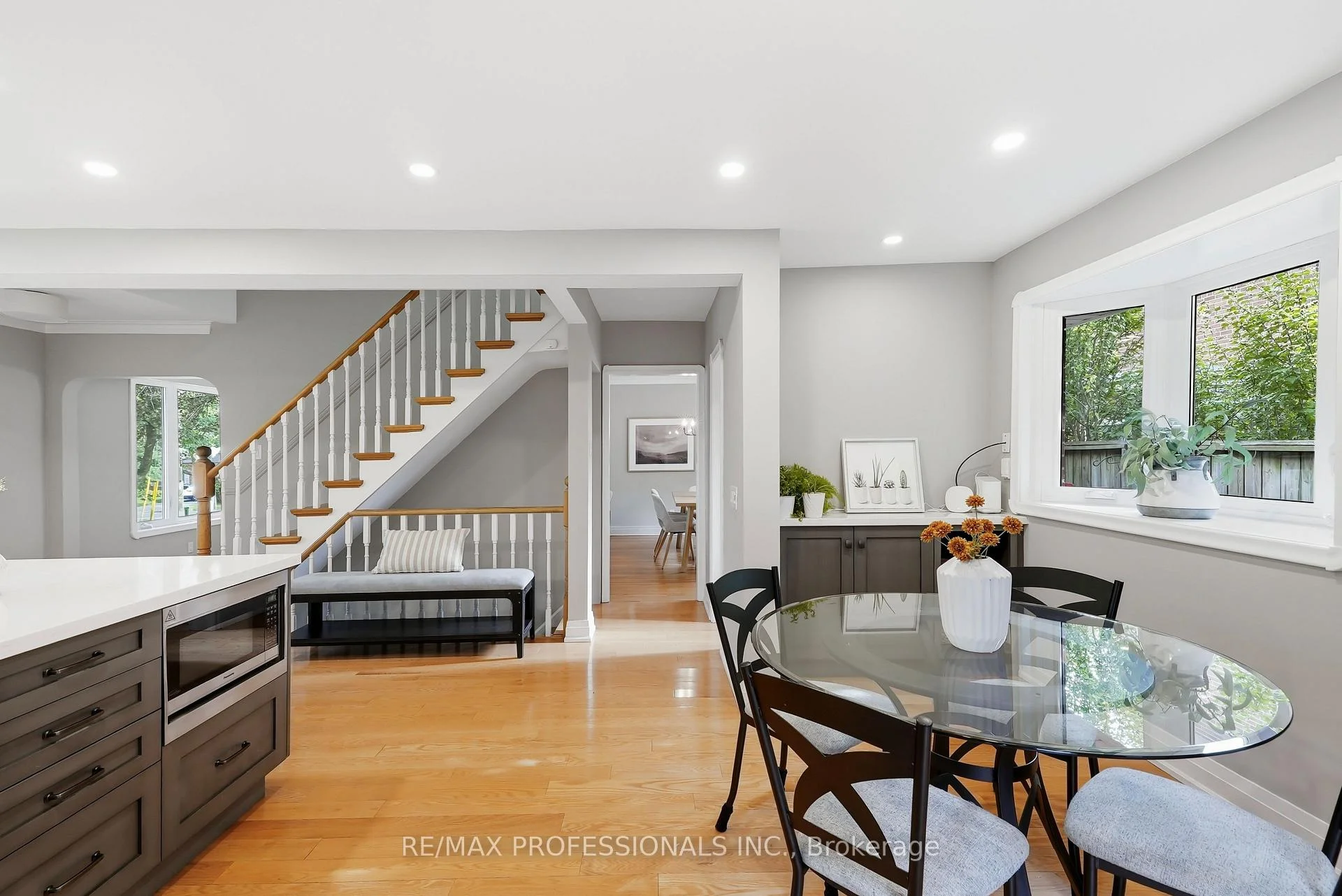 Photo 12 of 38 Ballacaine Drive, Etobicoke, Stonegate-Queensway — HOMEH
