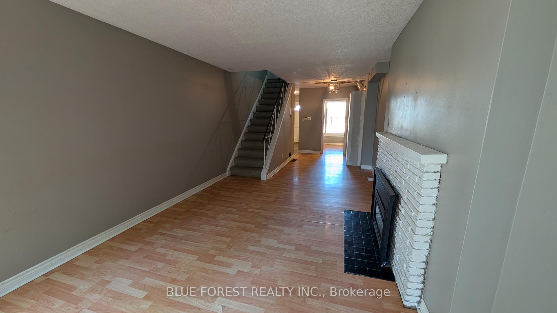 Photo 4 of 36 Arbour Glen Crescent, London, East A — HOMEH