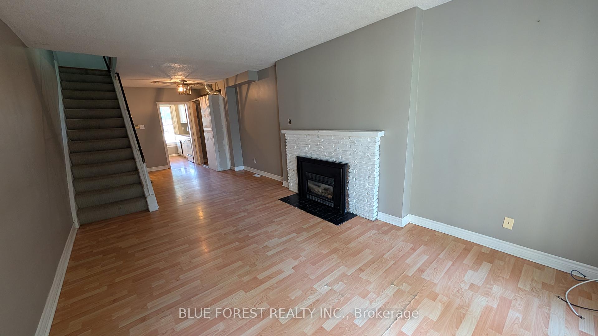 Photo 5 of 36 Arbour Glen Crescent, London, East A — HOMEH