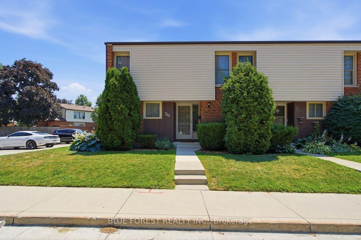 Front of 742 Fanshawe Park Road E