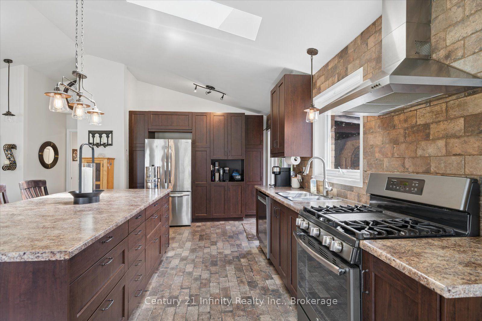 Photo 10 of 814 Lochness Crescent, Oshawa, McLaughlin — HOMEH