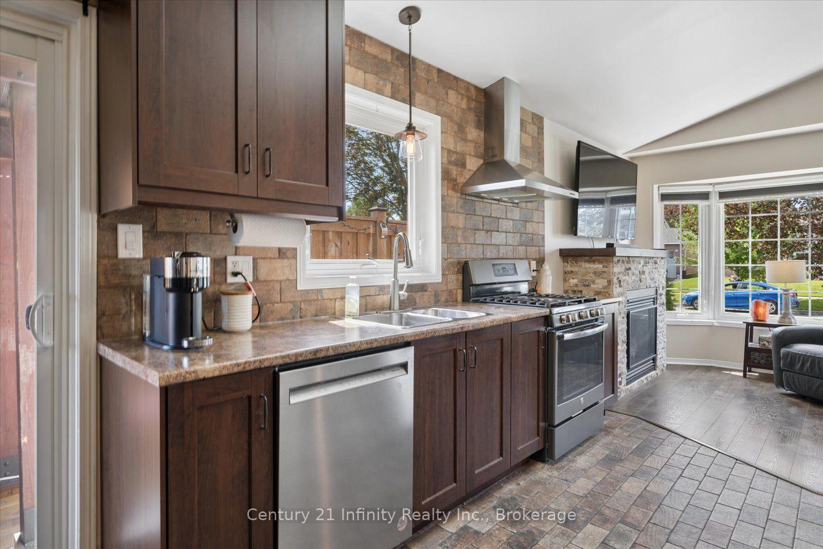 Photo 11 of 814 Lochness Crescent, Oshawa, McLaughlin — HOMEH