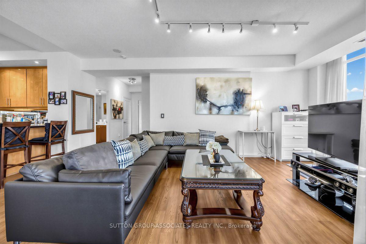 Photo 6 of Unit 1603, 628 Fleet Street, Toronto, Niagara — HOMEH
