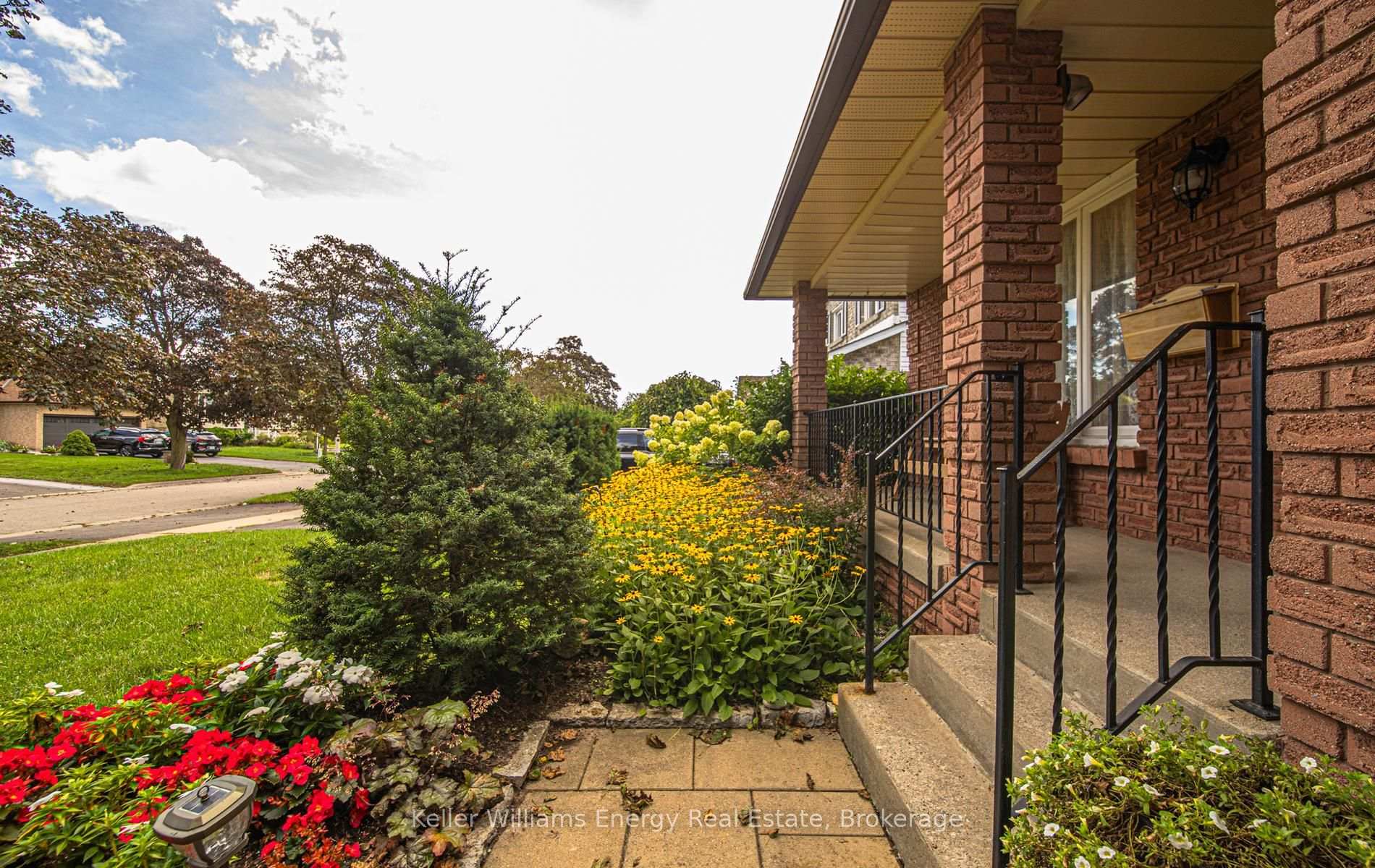 Photo 4 of 460 Labrador Drive, Oshawa, Donevan — HOMEH