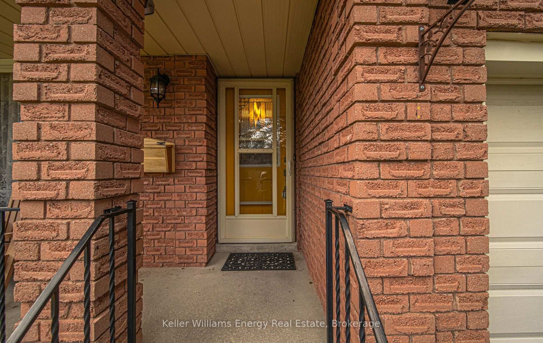 Photo 5 of 460 Labrador Drive, Oshawa, Donevan — HOMEH