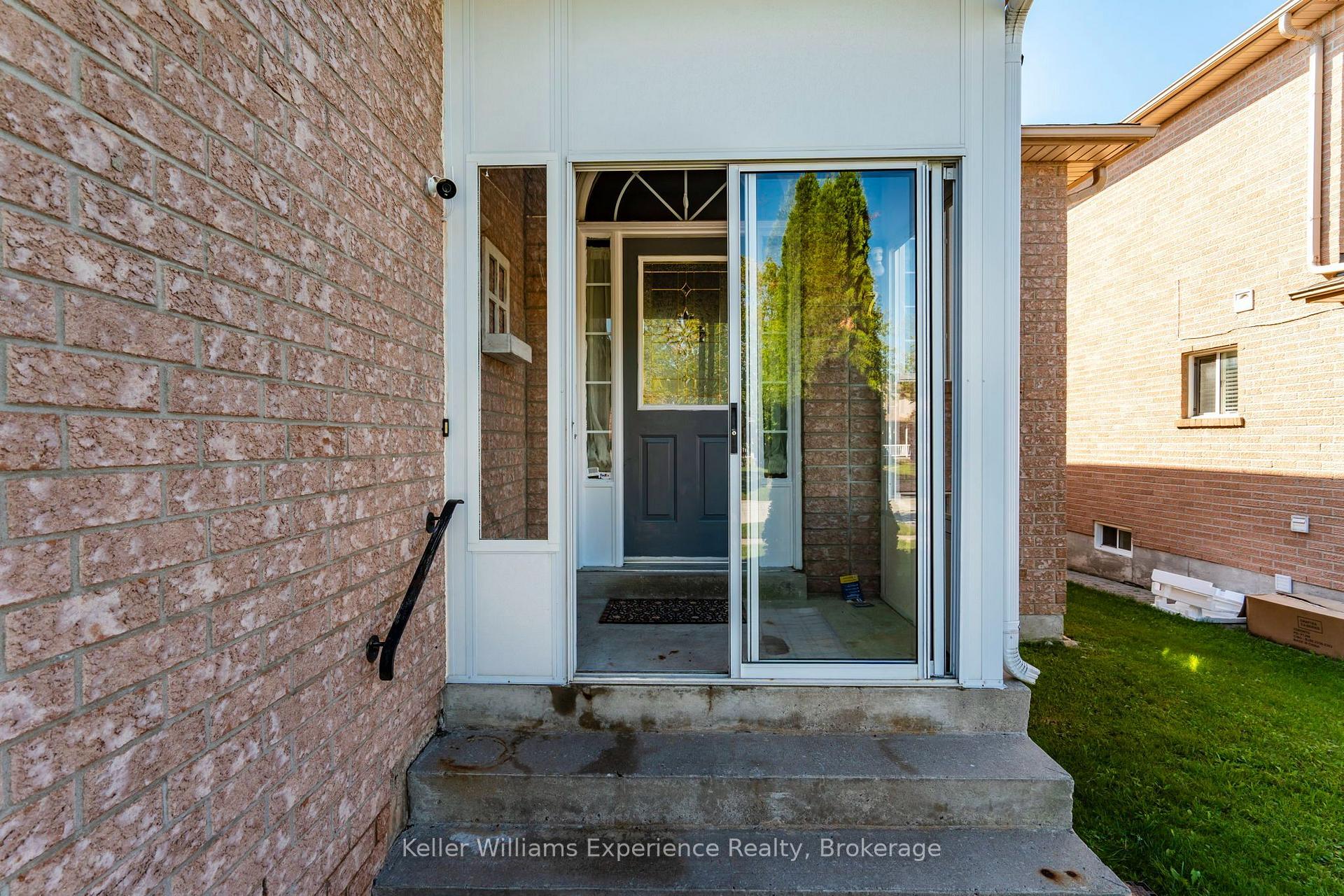 Photo 4 of 7 Golds Crescent, Barrie, Holly — HOMEH