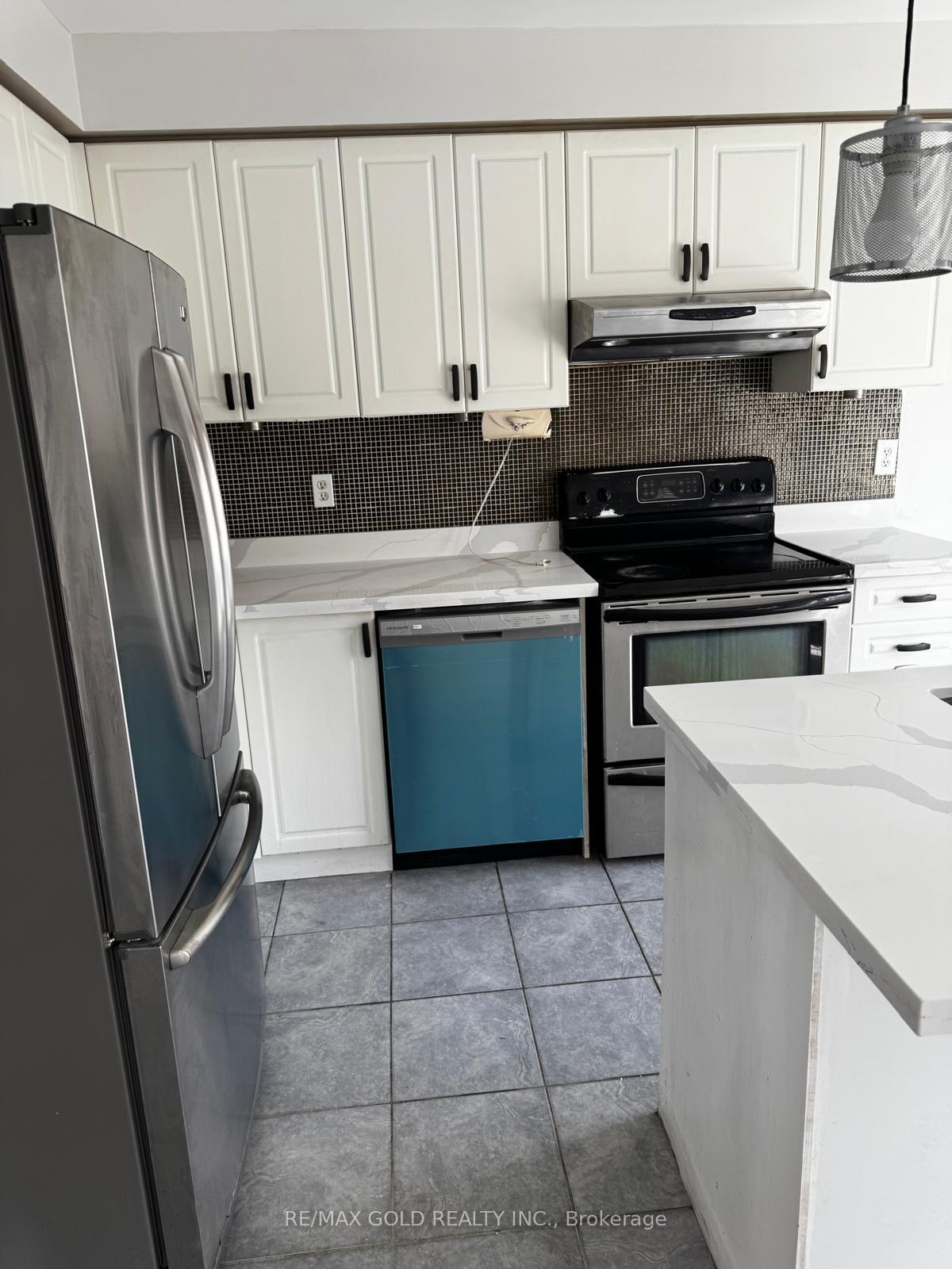 Photo 4 of 271 Richvale Drive S, Brampton, Heart Lake East — HOMEH