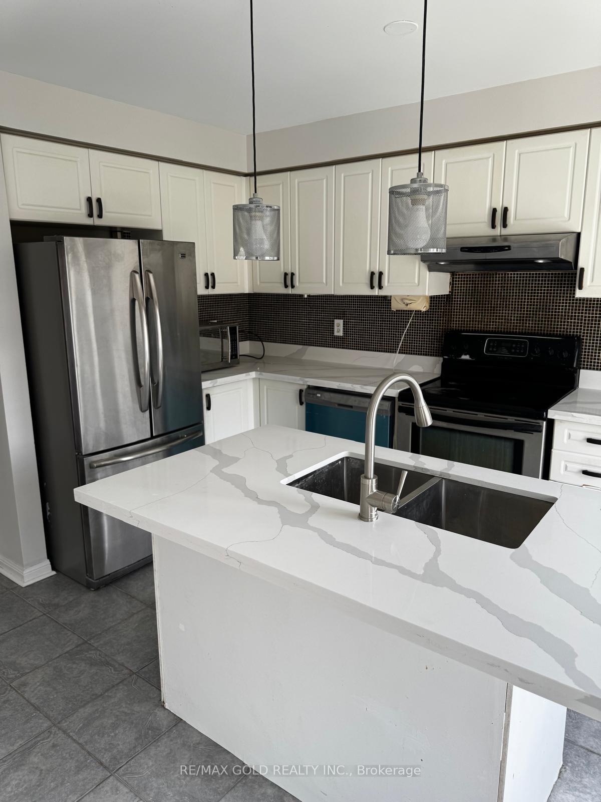 Photo 5 of 271 Richvale Drive S, Brampton, Heart Lake East — HOMEH