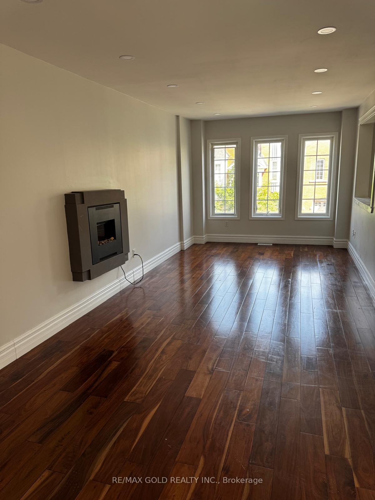 Photo 7 of 271 Richvale Drive S, Brampton, Heart Lake East — HOMEH