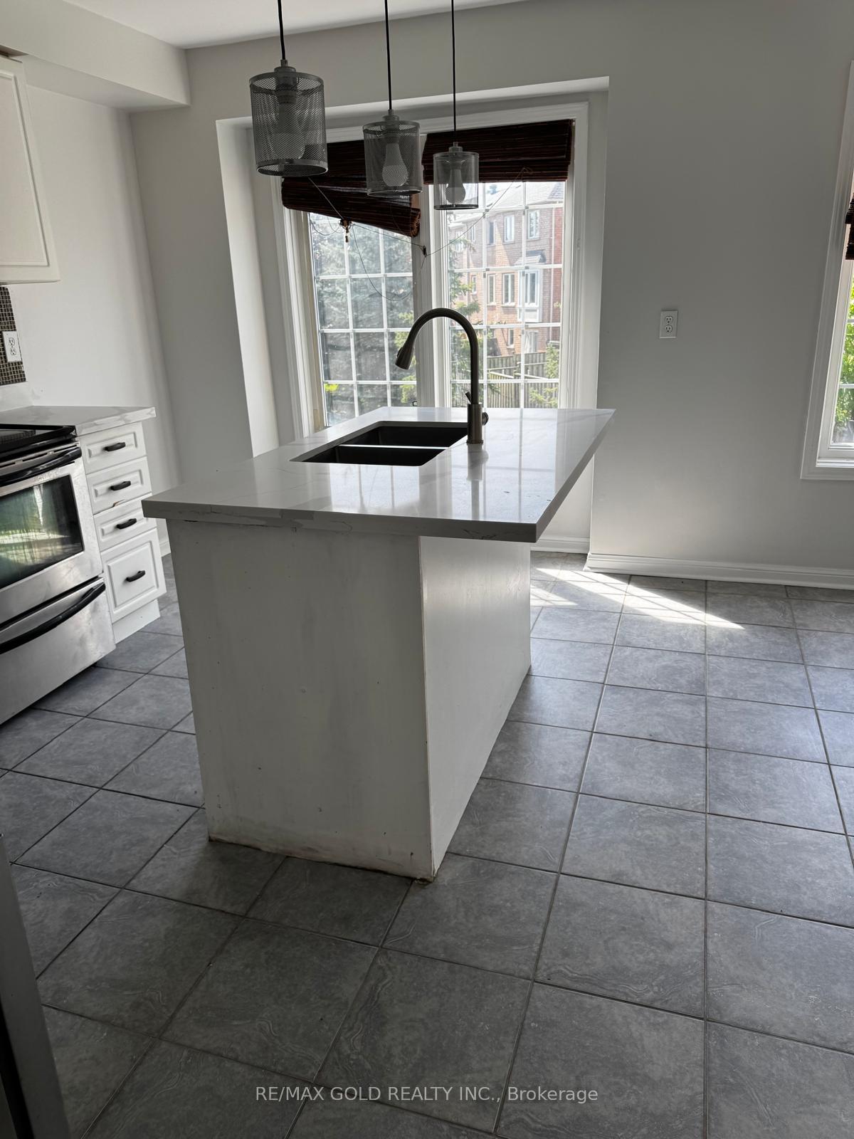 Photo 18 of 271 Richvale Drive S, Brampton, Heart Lake East — HOMEH