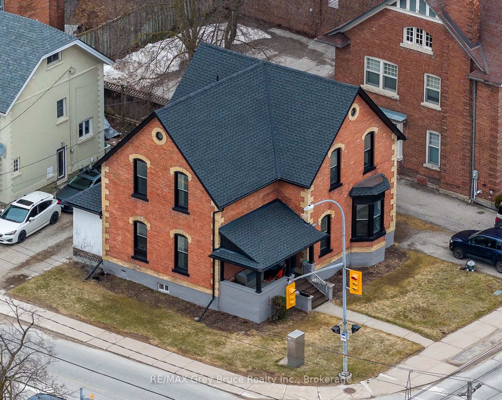 Photo of 902 2nd Avenue W