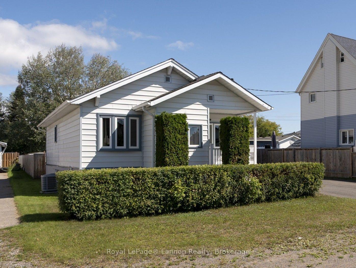 Front of 368 Mcintyre Street N