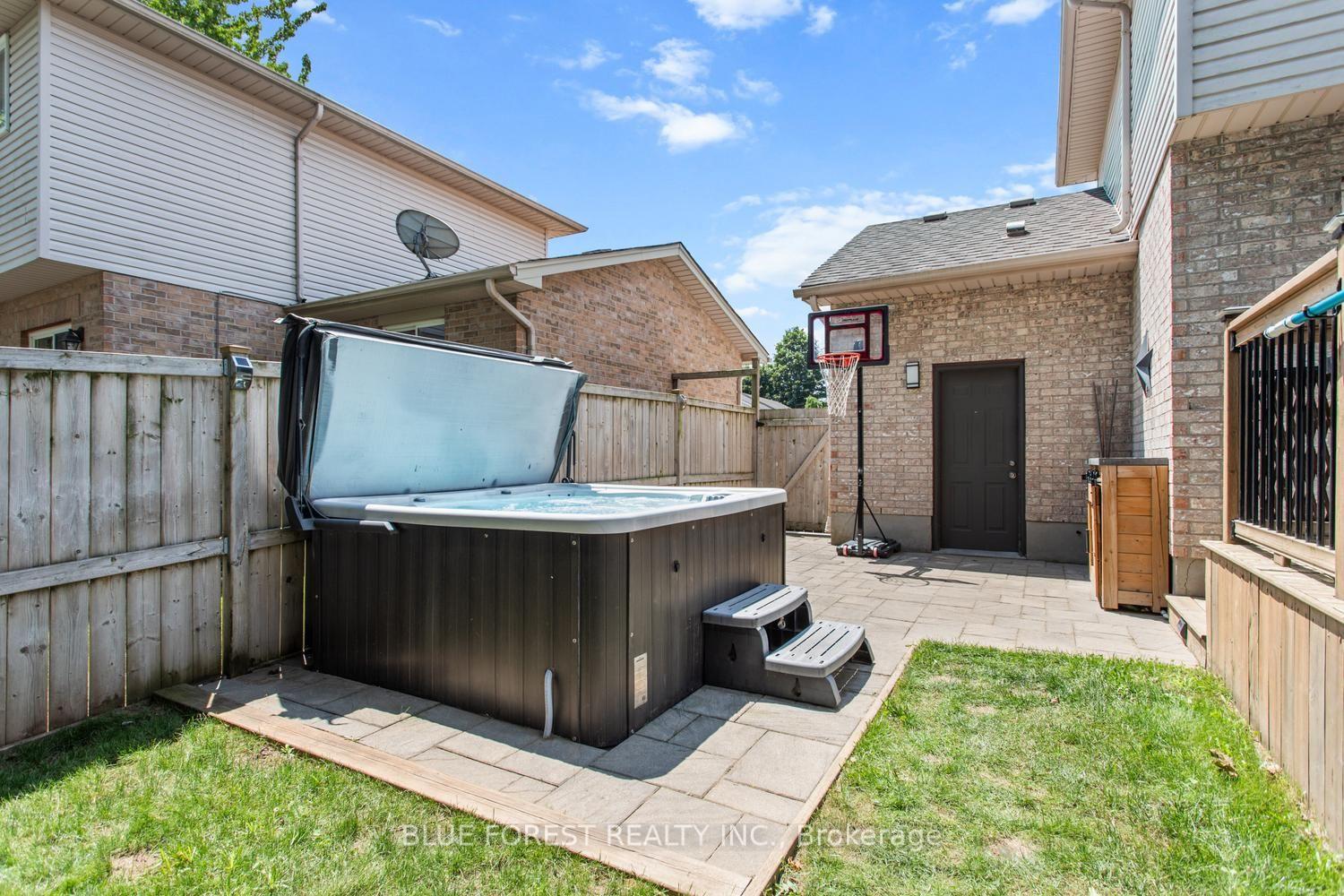 Photo 41 of 51 Hickory Boulevard W, Strathroy-Caradoc, SE — HOMEH