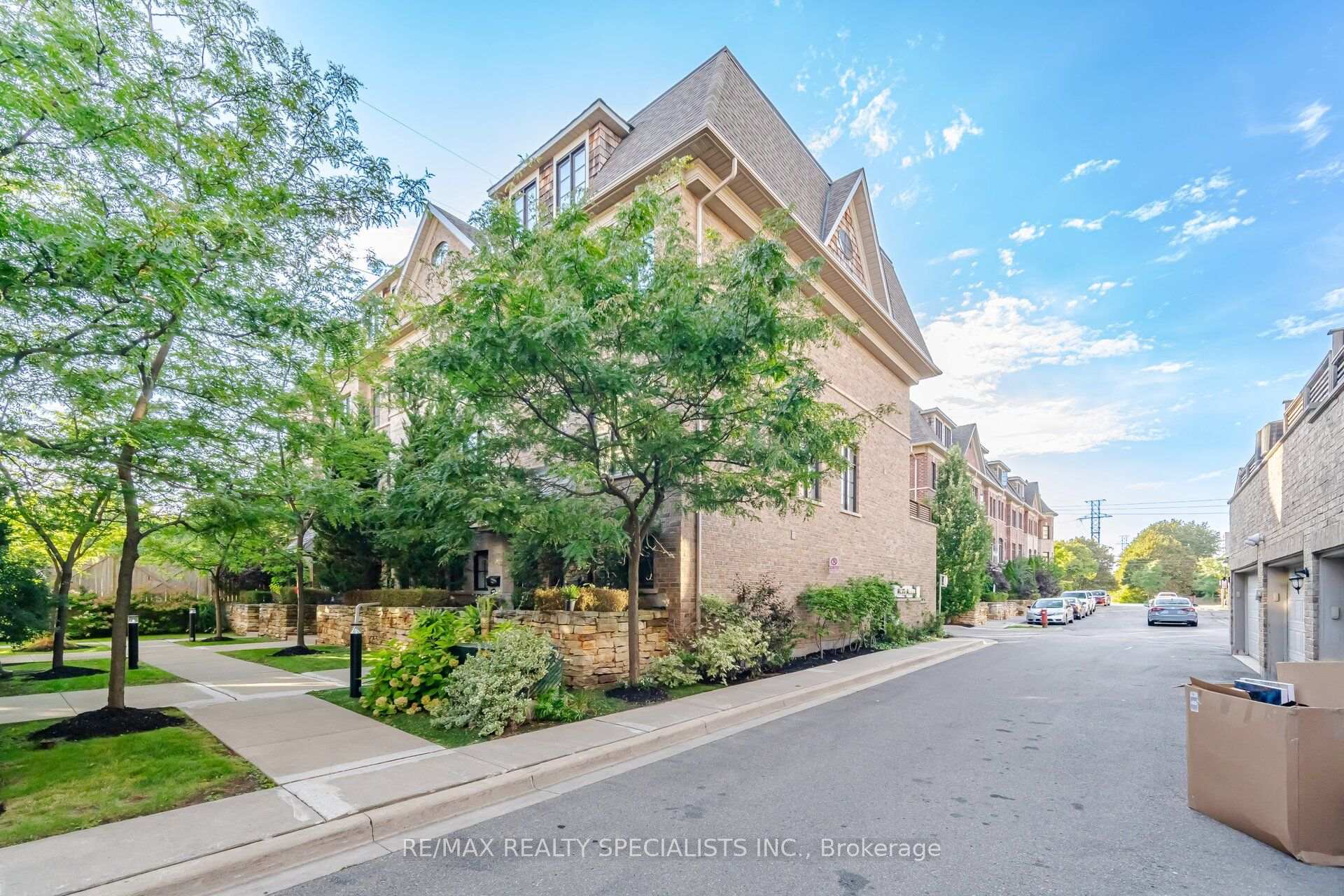 Photo 2 of Unit 112, 1812 Burnhamthorpe Road E, Mississauga, Applewood — HOMEH