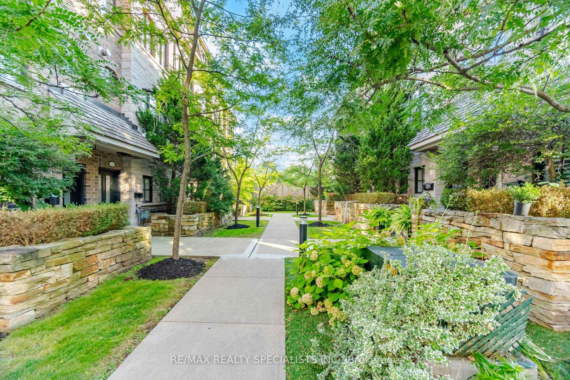 Photo 4 of Unit 112, 1812 Burnhamthorpe Road E, Mississauga, Applewood — HOMEH