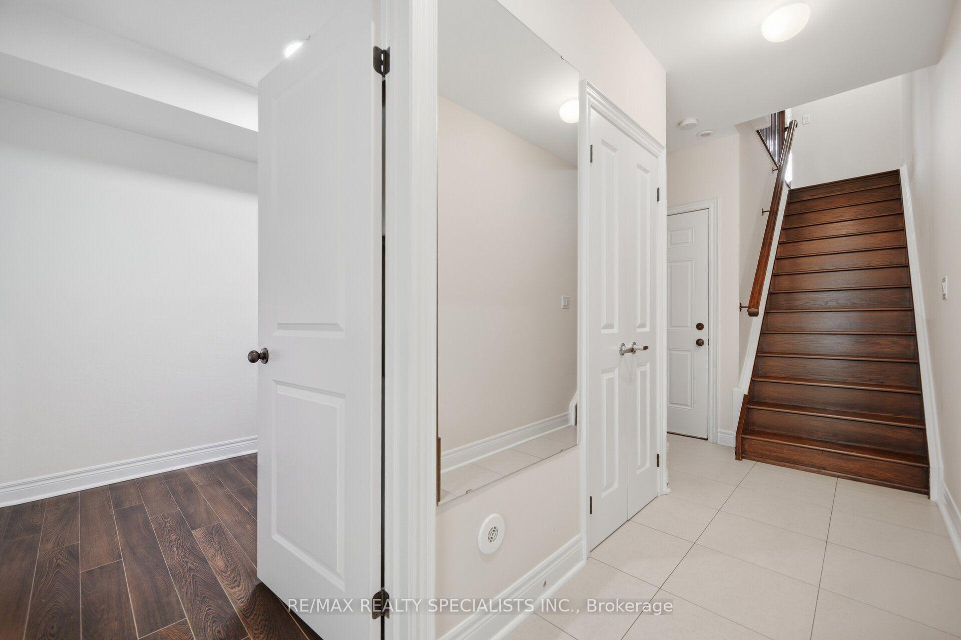 Photo 7 of Unit 112, 1812 Burnhamthorpe Road E, Mississauga, Applewood — HOMEH