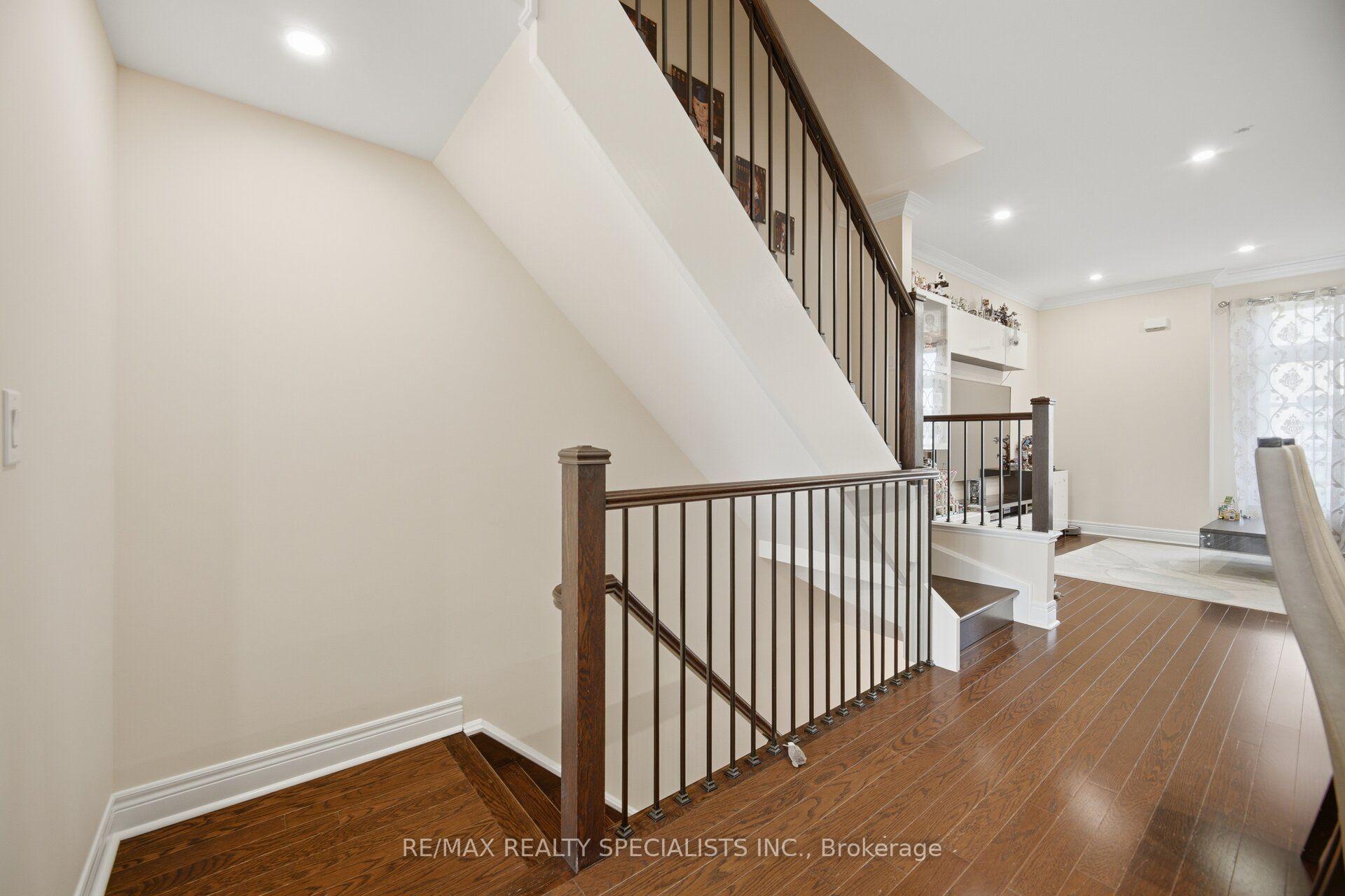 Photo 11 of Unit 112, 1812 Burnhamthorpe Road E, Mississauga, Applewood — HOMEH