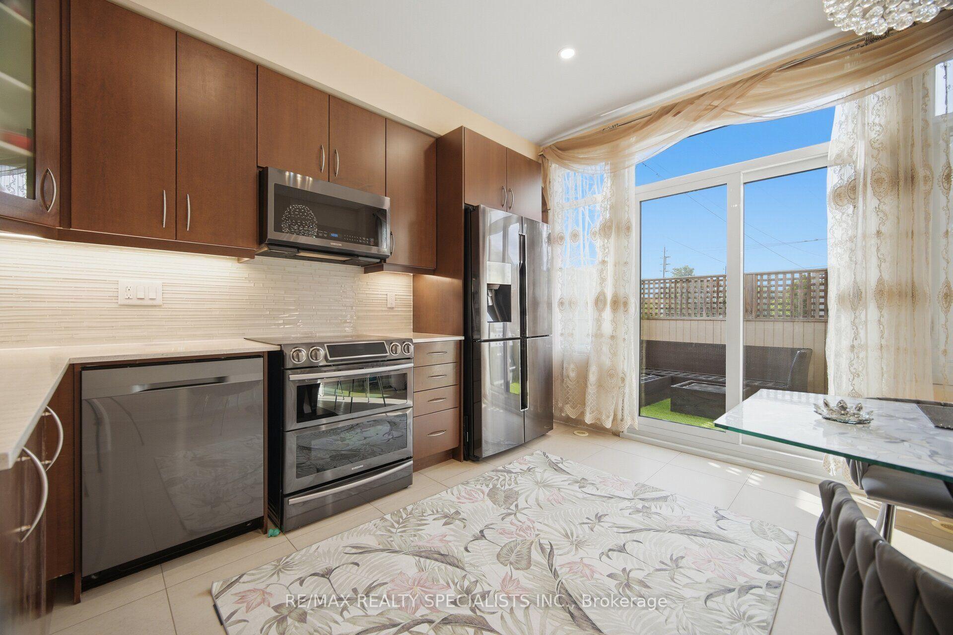 Photo 13 of Unit 112, 1812 Burnhamthorpe Road E, Mississauga, Applewood — HOMEH