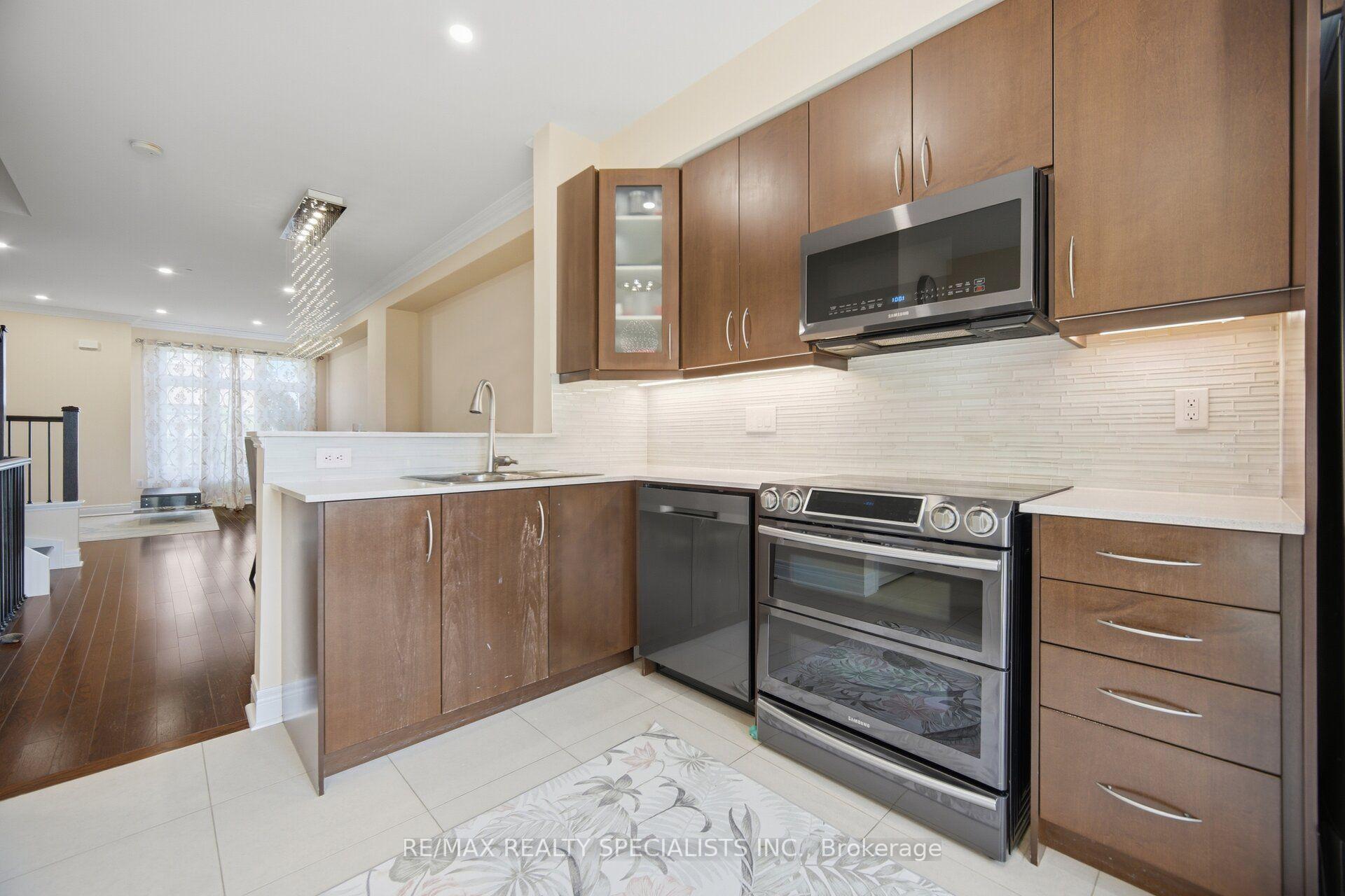 Photo 14 of Unit 112, 1812 Burnhamthorpe Road E, Mississauga, Applewood — HOMEH
