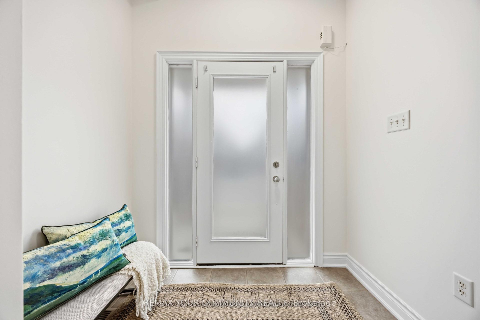 Photo 4 of 17 Latitude Lane, Whitchurch-Stouffville, Stouffville — HOMEH