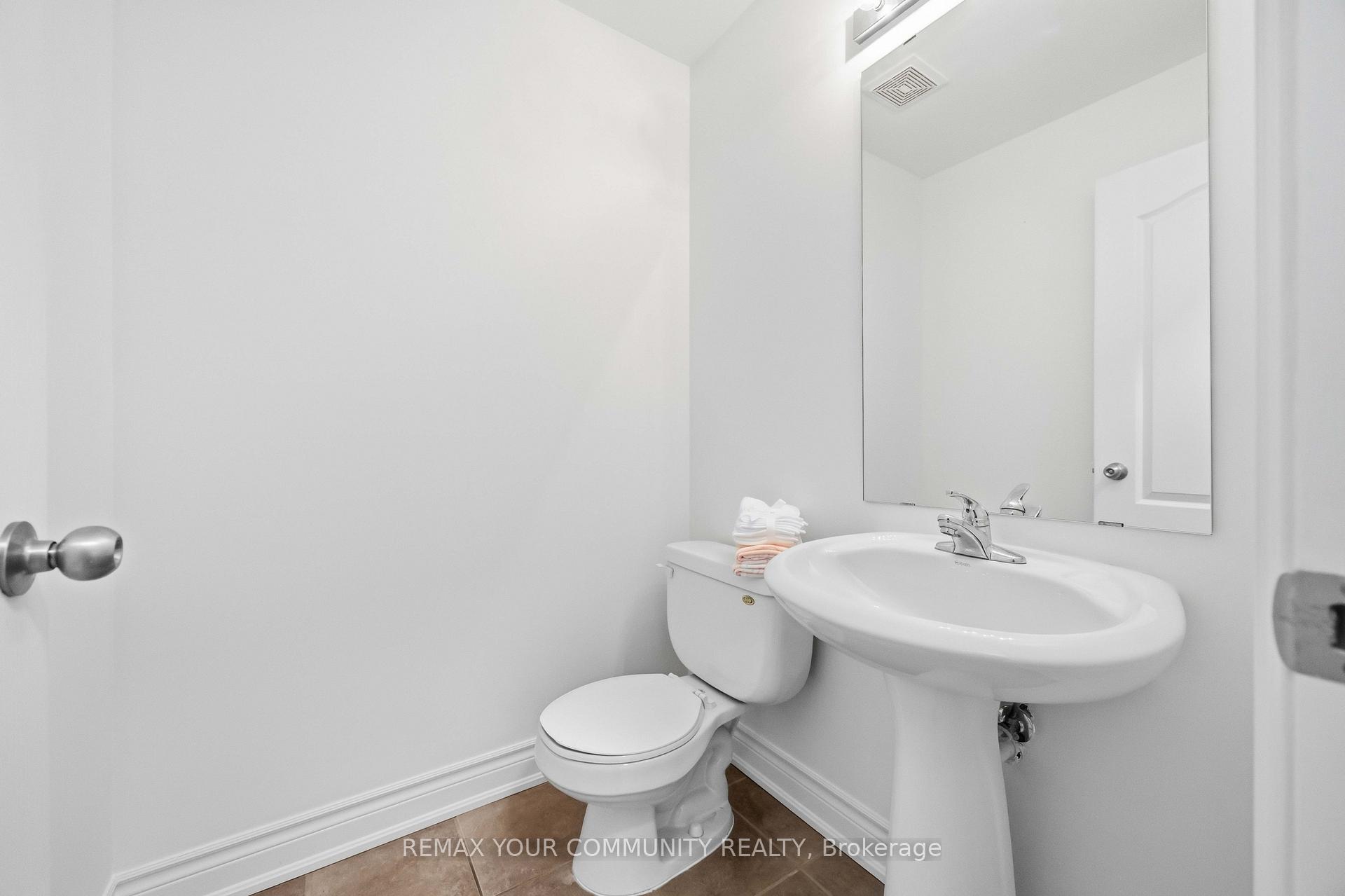 Photo 5 of 17 Latitude Lane, Whitchurch-Stouffville, Stouffville — HOMEH