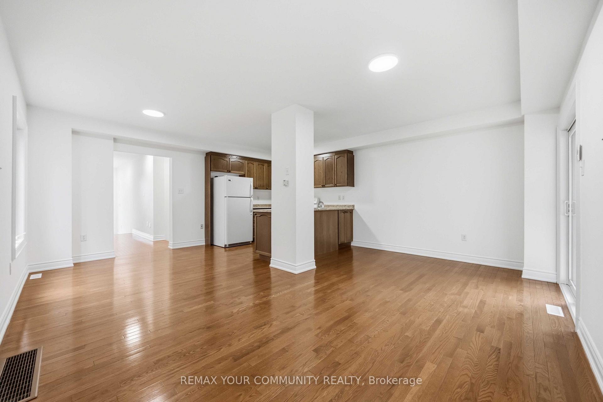 Photo 7 of 17 Latitude Lane, Whitchurch-Stouffville, Stouffville — HOMEH