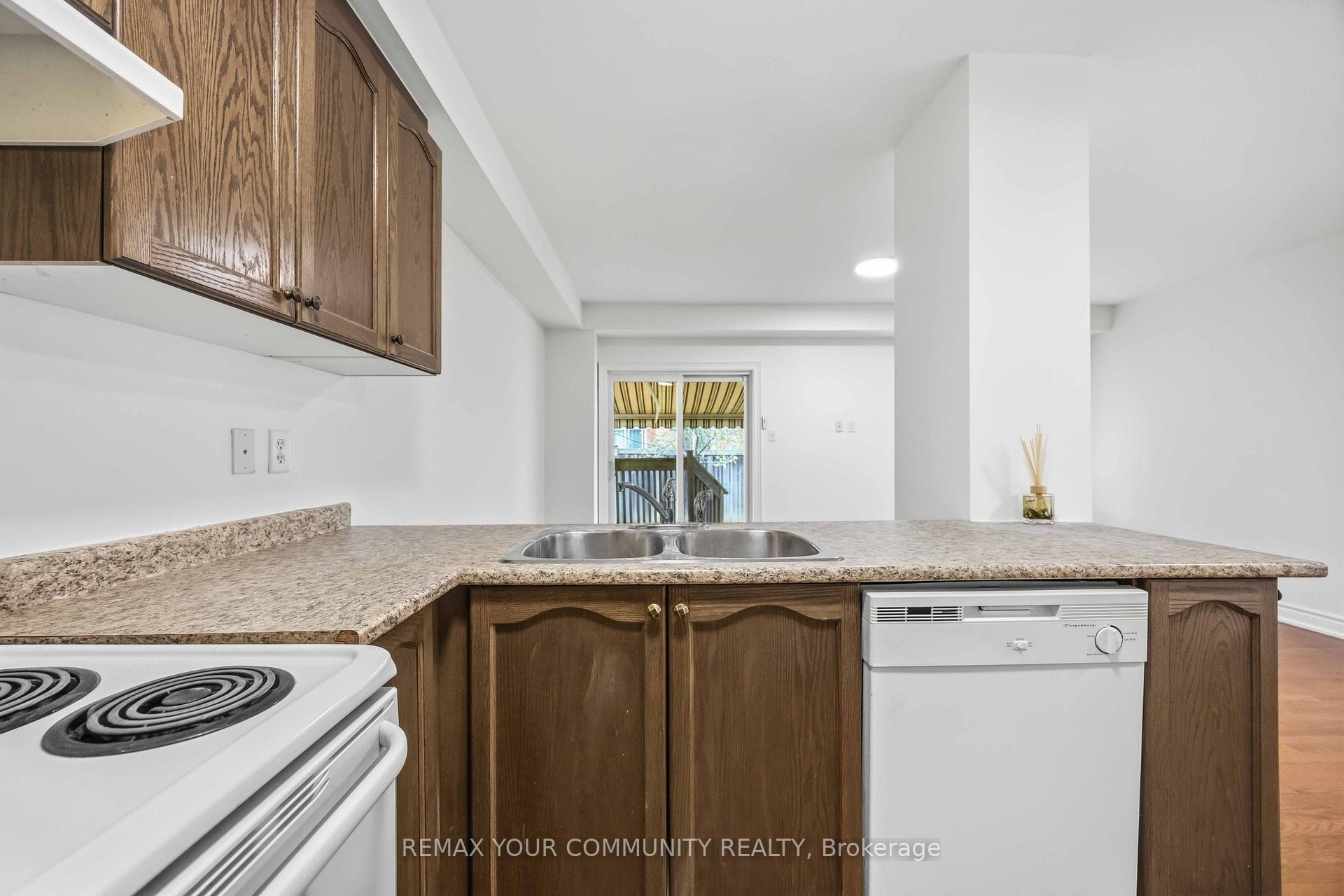 Photo 14 of 17 Latitude Lane, Whitchurch-Stouffville, Stouffville — HOMEH