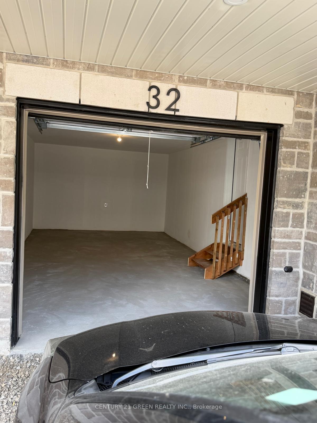 Photo 3 of 32 Canyon Hill Drive, Kitchener, Civic Centre — HOMEH