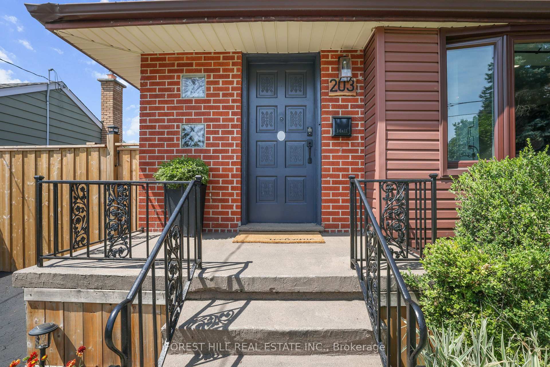Photo 4 of 203 Merlin Crescent, London, East H — HOMEH