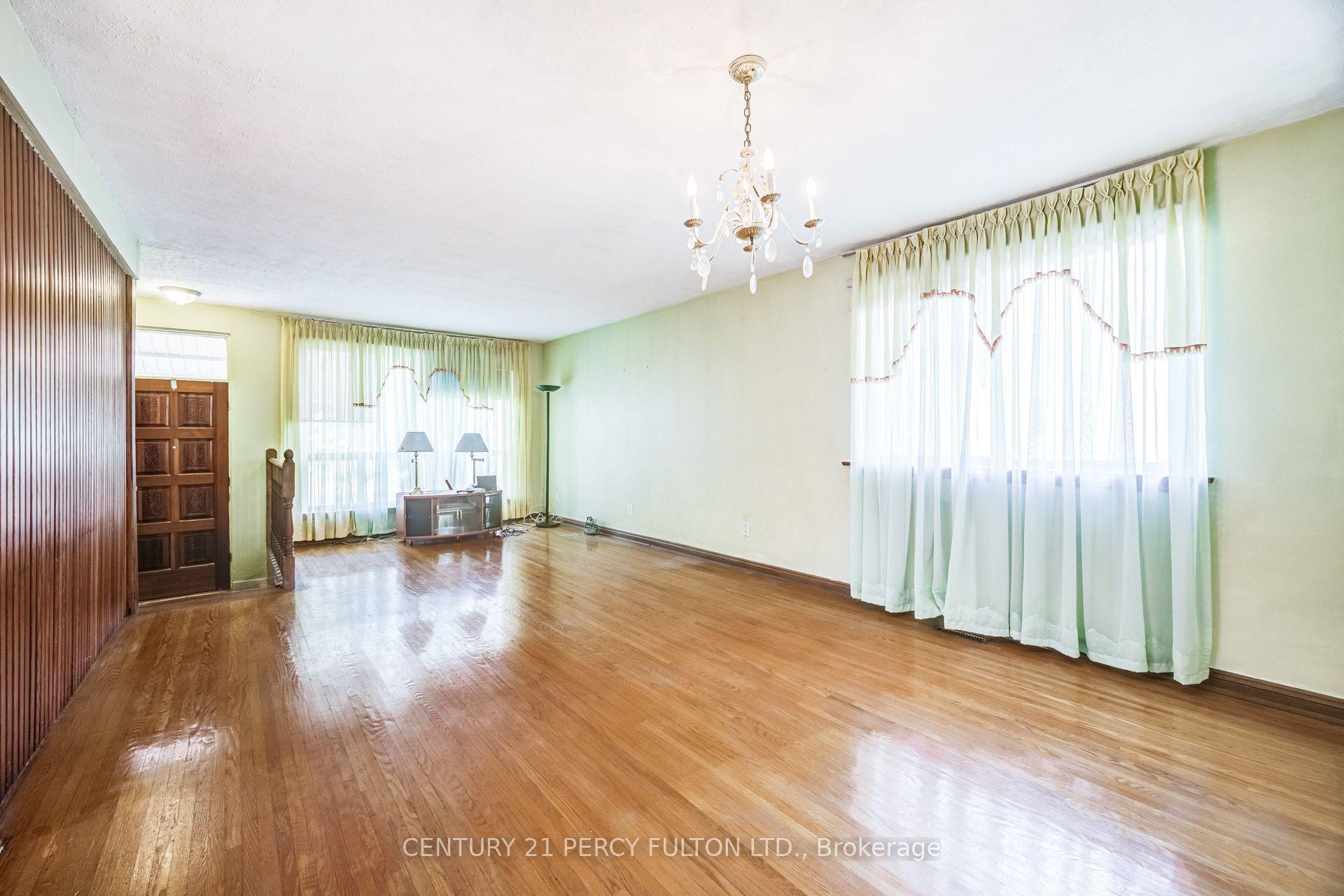 Photo 8 of 23 Shier Drive, Scarborough, Woburn — HOMEH