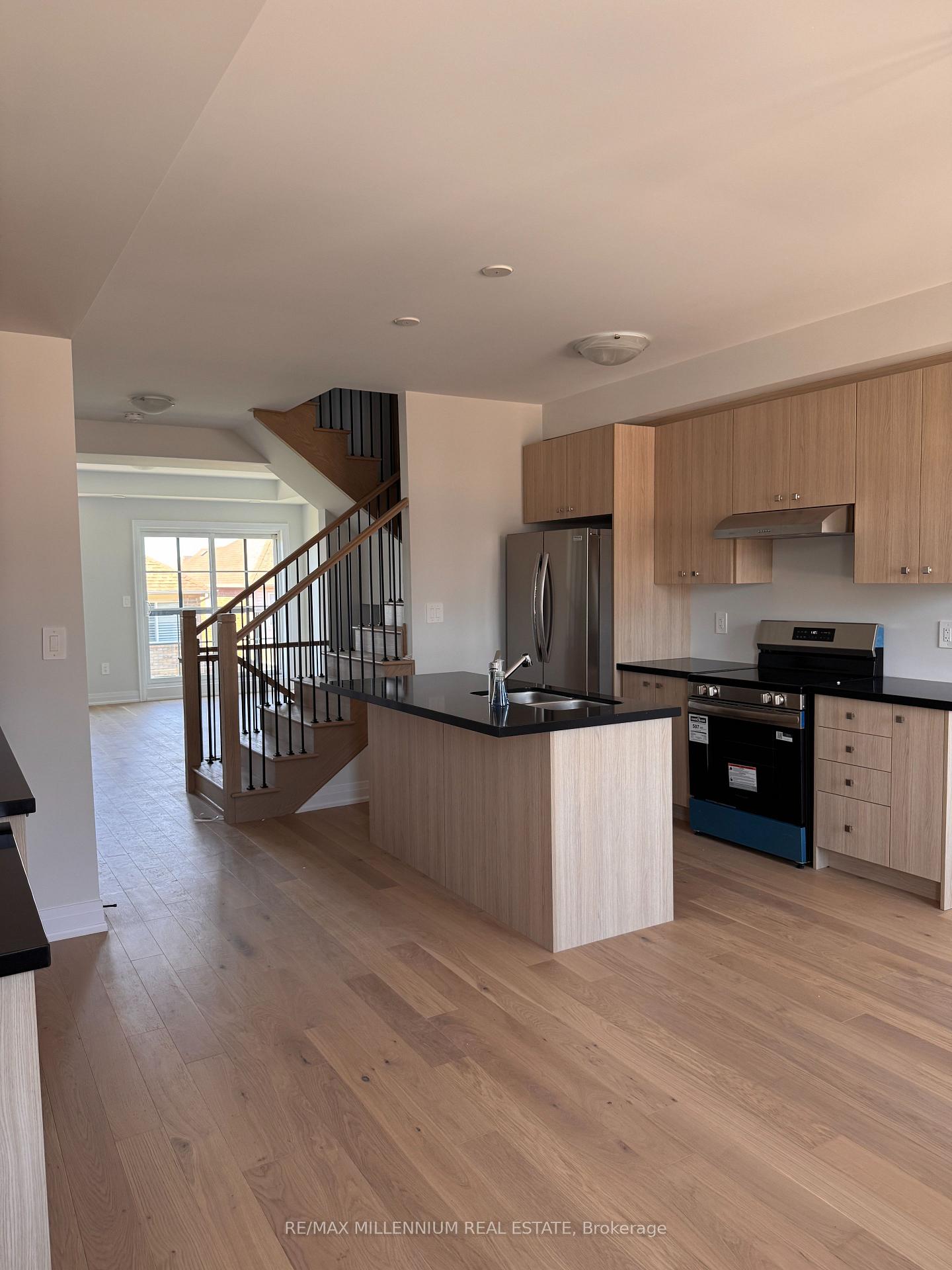 Photo 3 of 5975 Saigon Street, Mississauga, East Credit — HOMEH