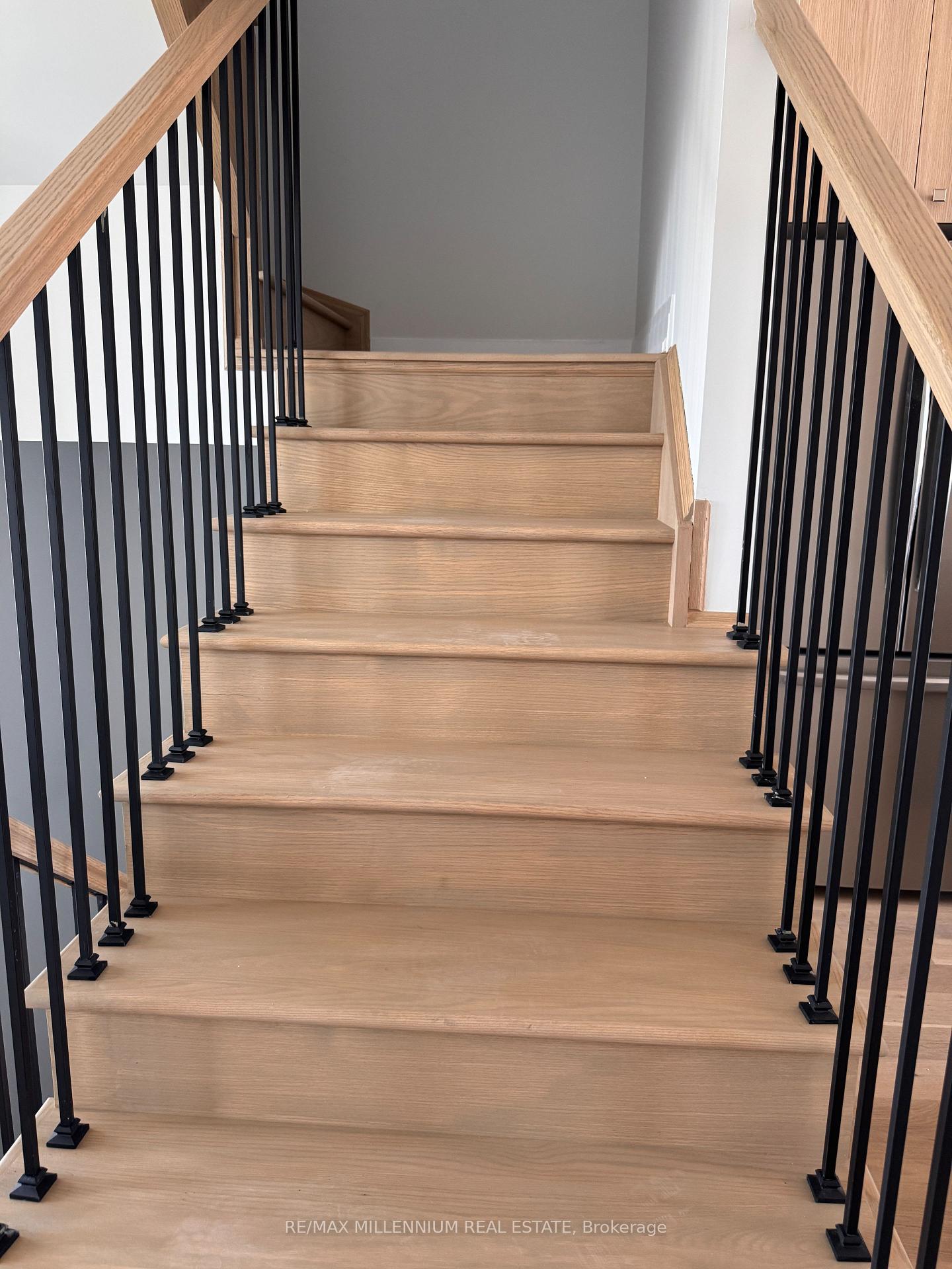 Photo 4 of 5975 Saigon Street, Mississauga, East Credit — HOMEH