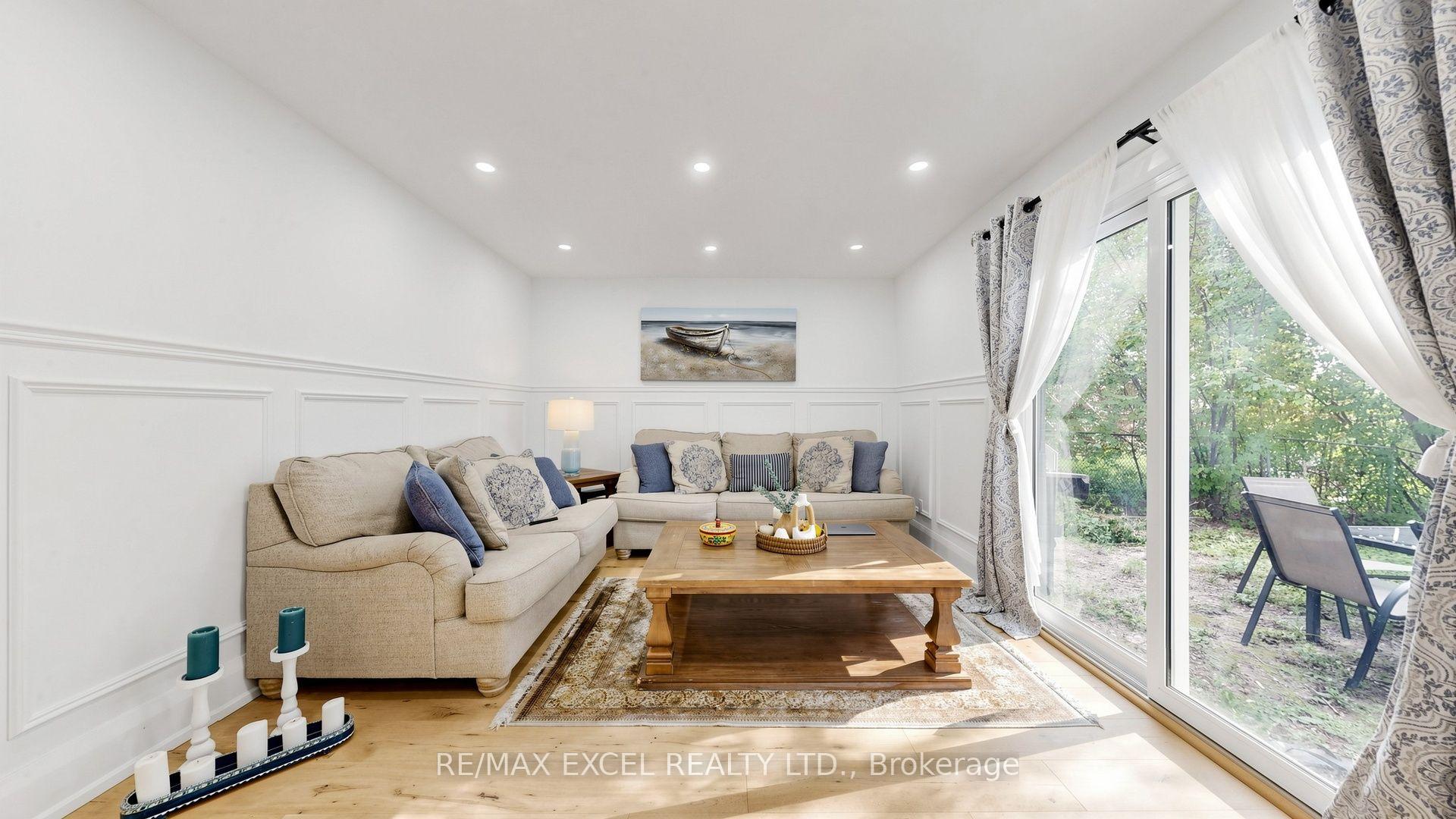 Photo 4 of 800 Pam Crescent, Newmarket, Huron Heights-Leslie Valley — HOMEH