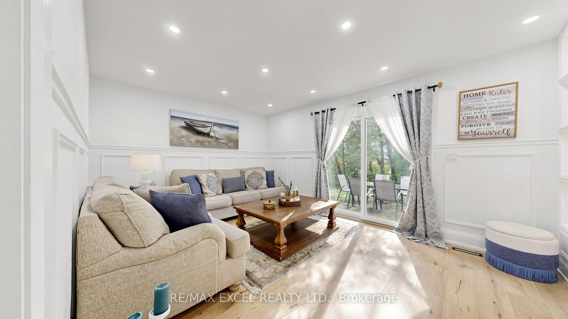 Photo 5 of 800 Pam Crescent, Newmarket, Huron Heights-Leslie Valley — HOMEH