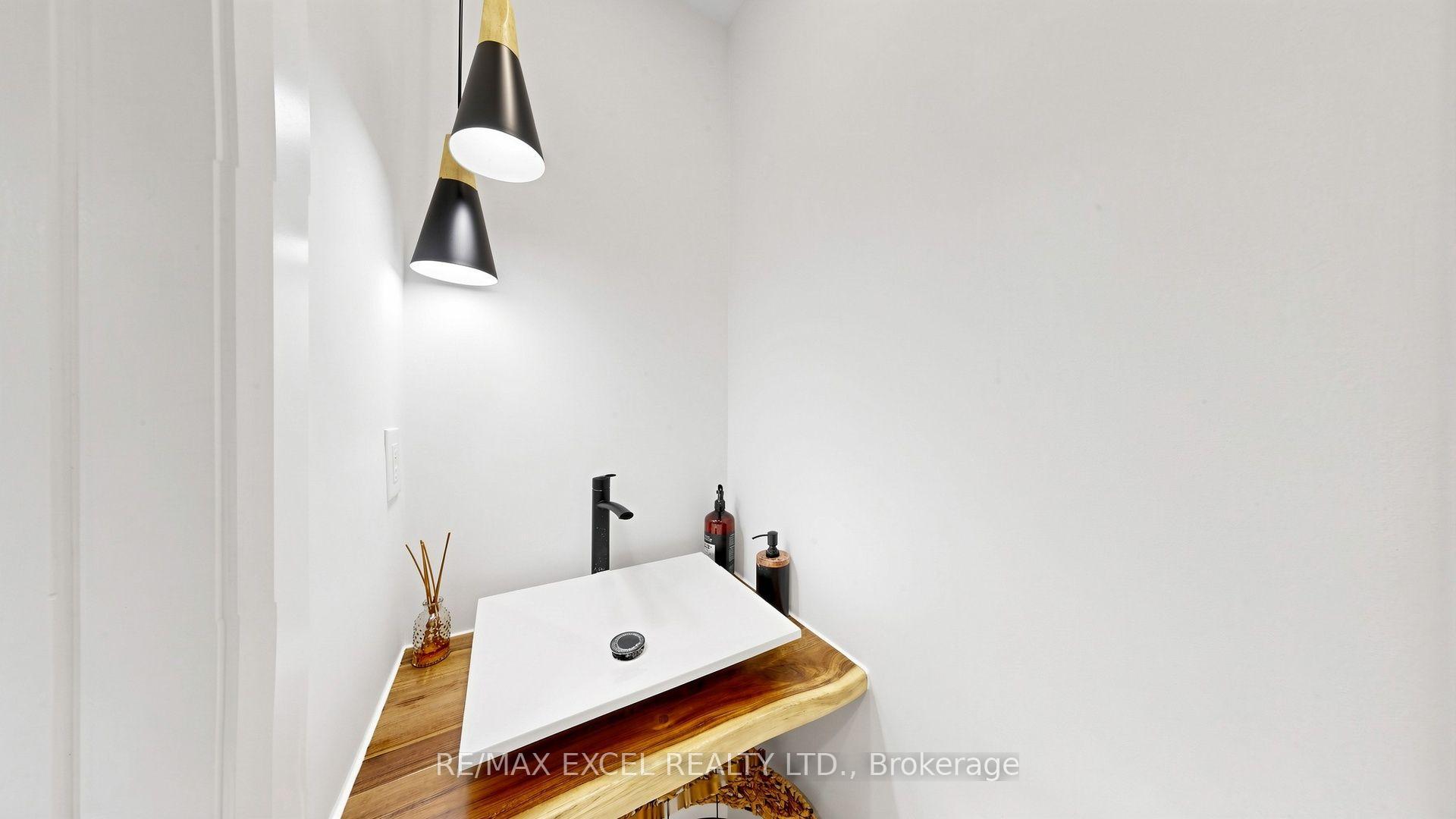 Photo 9 of 800 Pam Crescent, Newmarket, Huron Heights-Leslie Valley — HOMEH