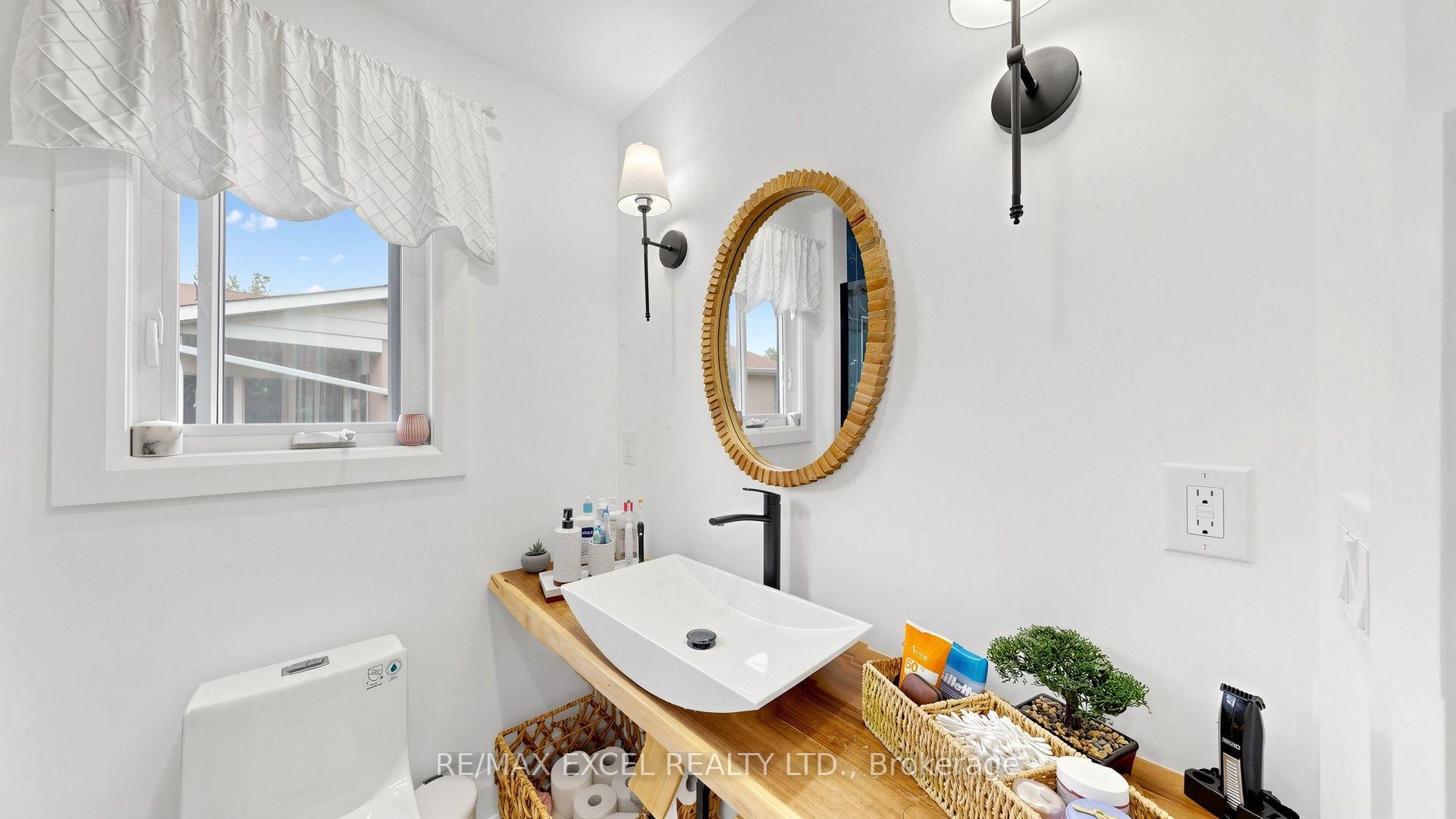 Photo 33 of 800 Pam Crescent, Newmarket, Huron Heights-Leslie Valley — HOMEH