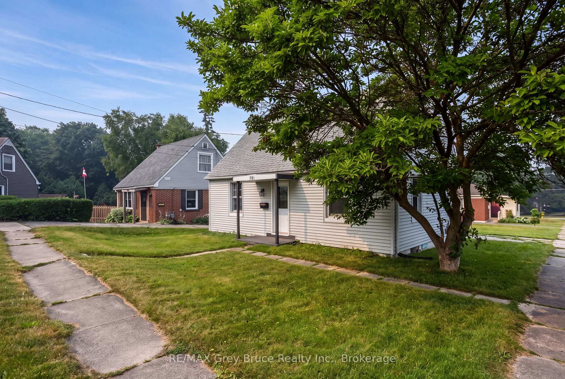 Photo 3 of 701 5th Street E, Owen Sound — HOMEH