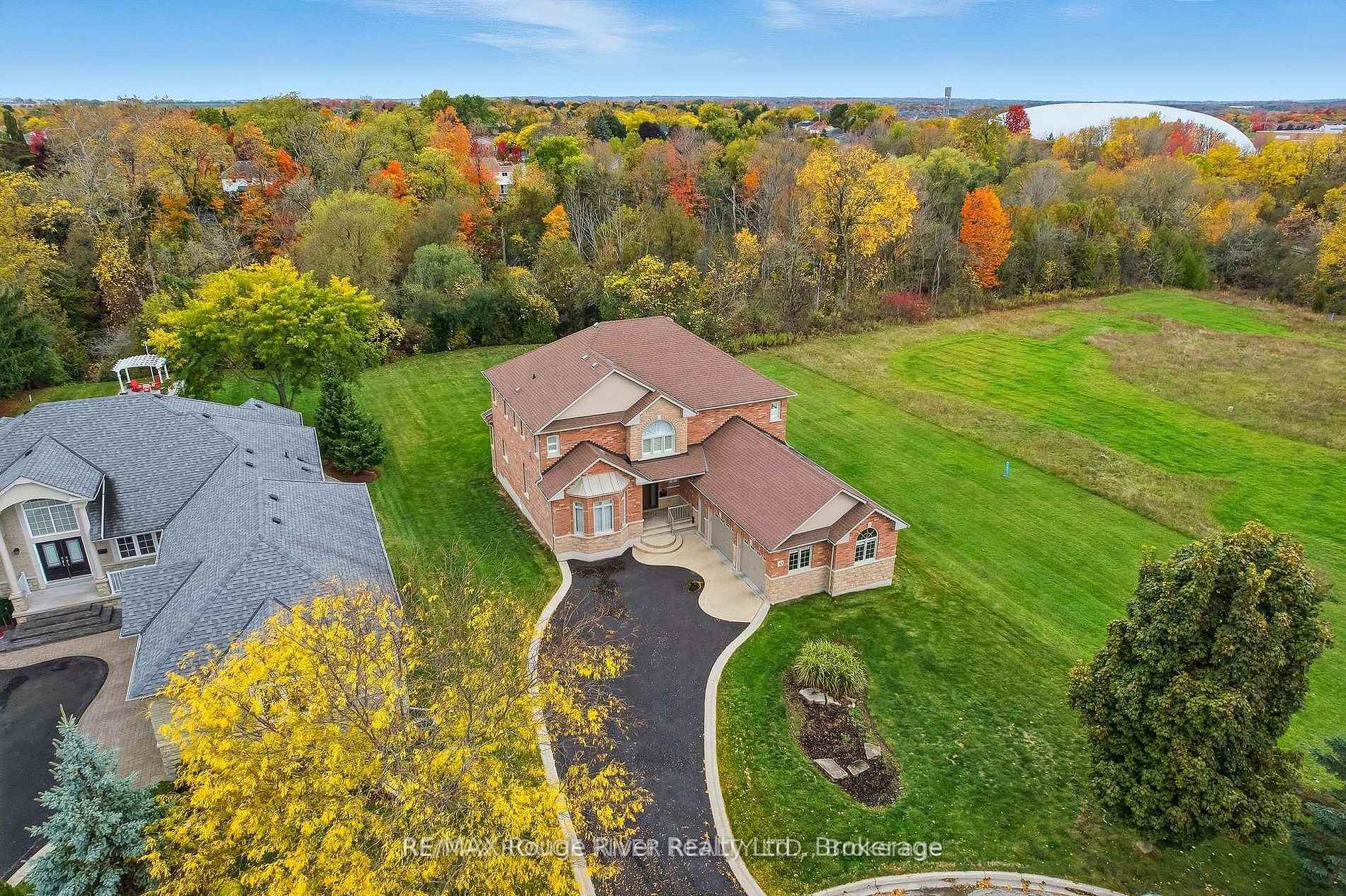 Photo 2 of 30 Hanover Court, Whitby, Lynde Creek — HOMEH