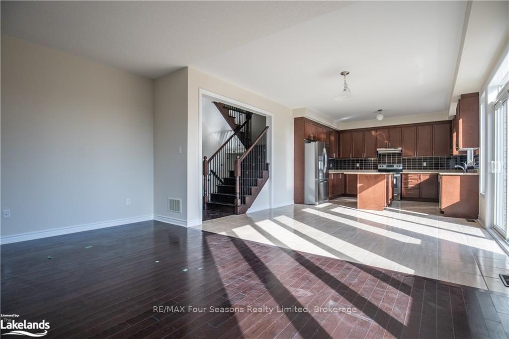 Photo 7 of Unit Upper, 90 Kirby Avenue, Collingwood — HOMEH