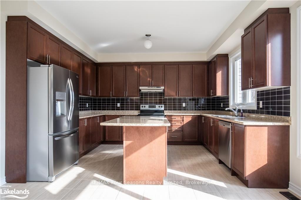 Photo 8 of Unit Upper, 90 Kirby Avenue, Collingwood — HOMEH