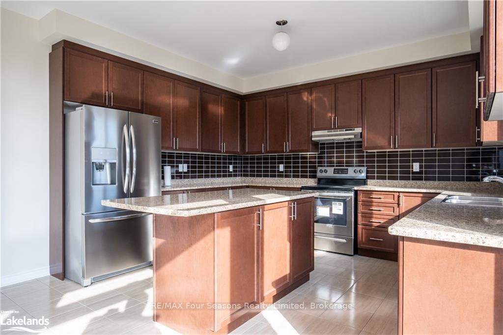 Photo 9 of Unit Upper, 90 Kirby Avenue, Collingwood — HOMEH