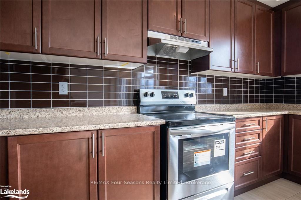 Photo 12 of Unit Upper, 90 Kirby Avenue, Collingwood — HOMEH