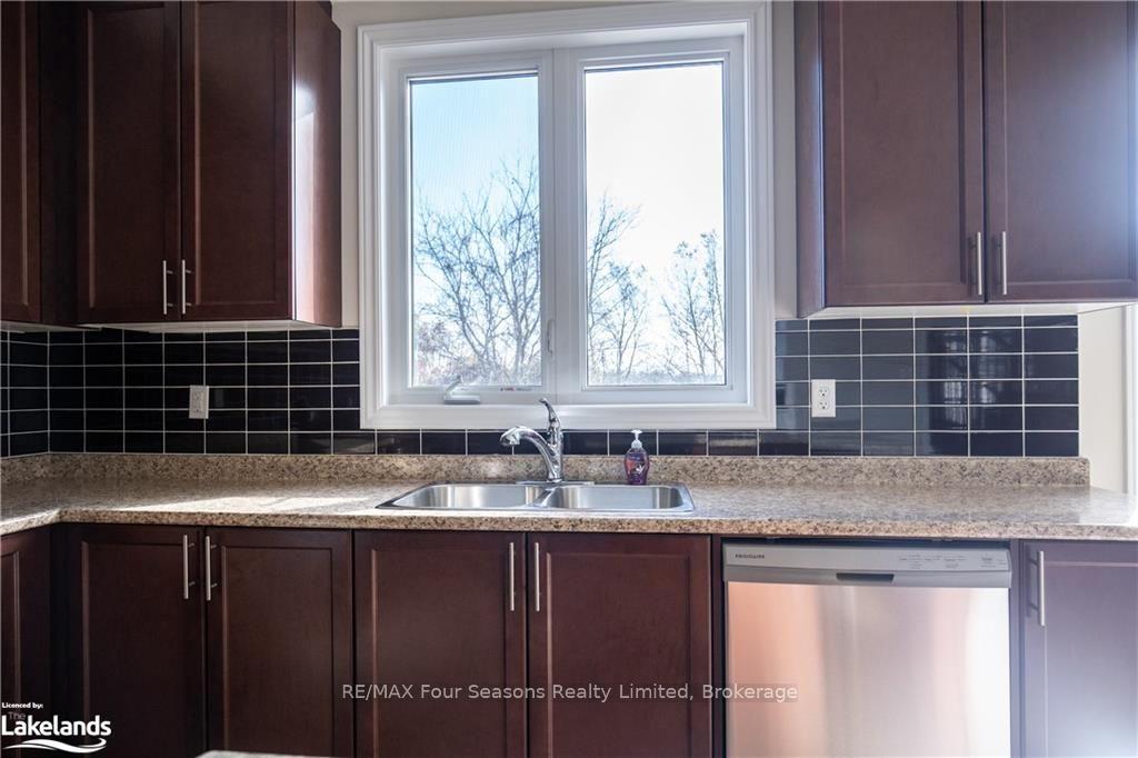 Photo 11 of Unit Upper, 90 Kirby Avenue, Collingwood — HOMEH