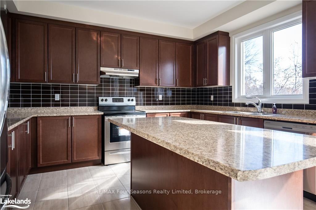 Photo 10 of Unit Upper, 90 Kirby Avenue, Collingwood — HOMEH