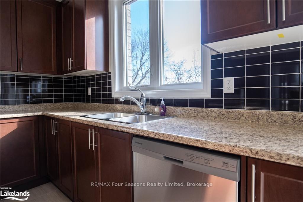 Photo 13 of Unit Upper, 90 Kirby Avenue, Collingwood — HOMEH