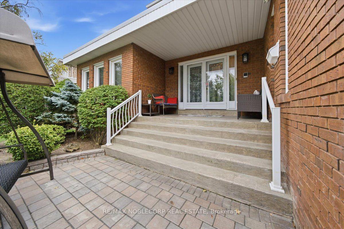 Photo 2 of 109 Wigwoss Drive, Vaughan, East Woodbridge — HOMEH