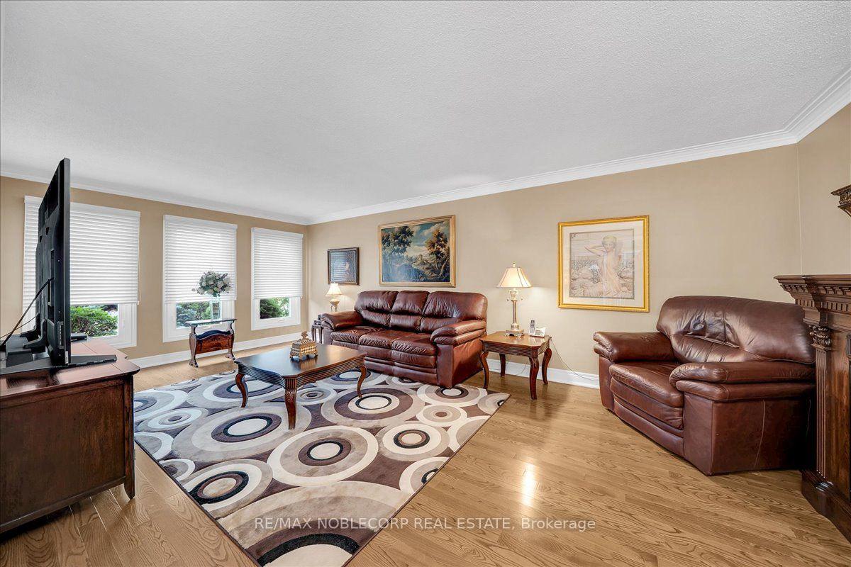Photo 5 of 109 Wigwoss Drive, Vaughan, East Woodbridge — HOMEH