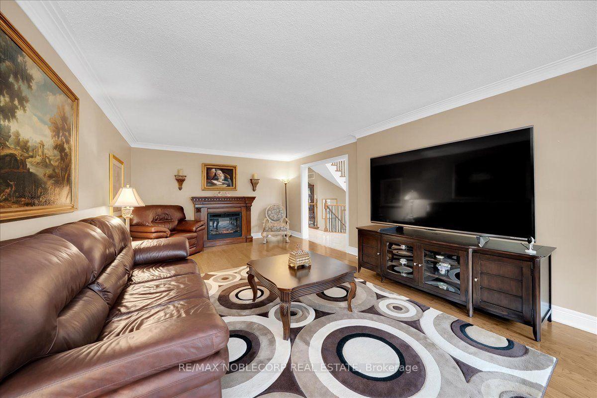 Photo 6 of 109 Wigwoss Drive, Vaughan, East Woodbridge — HOMEH