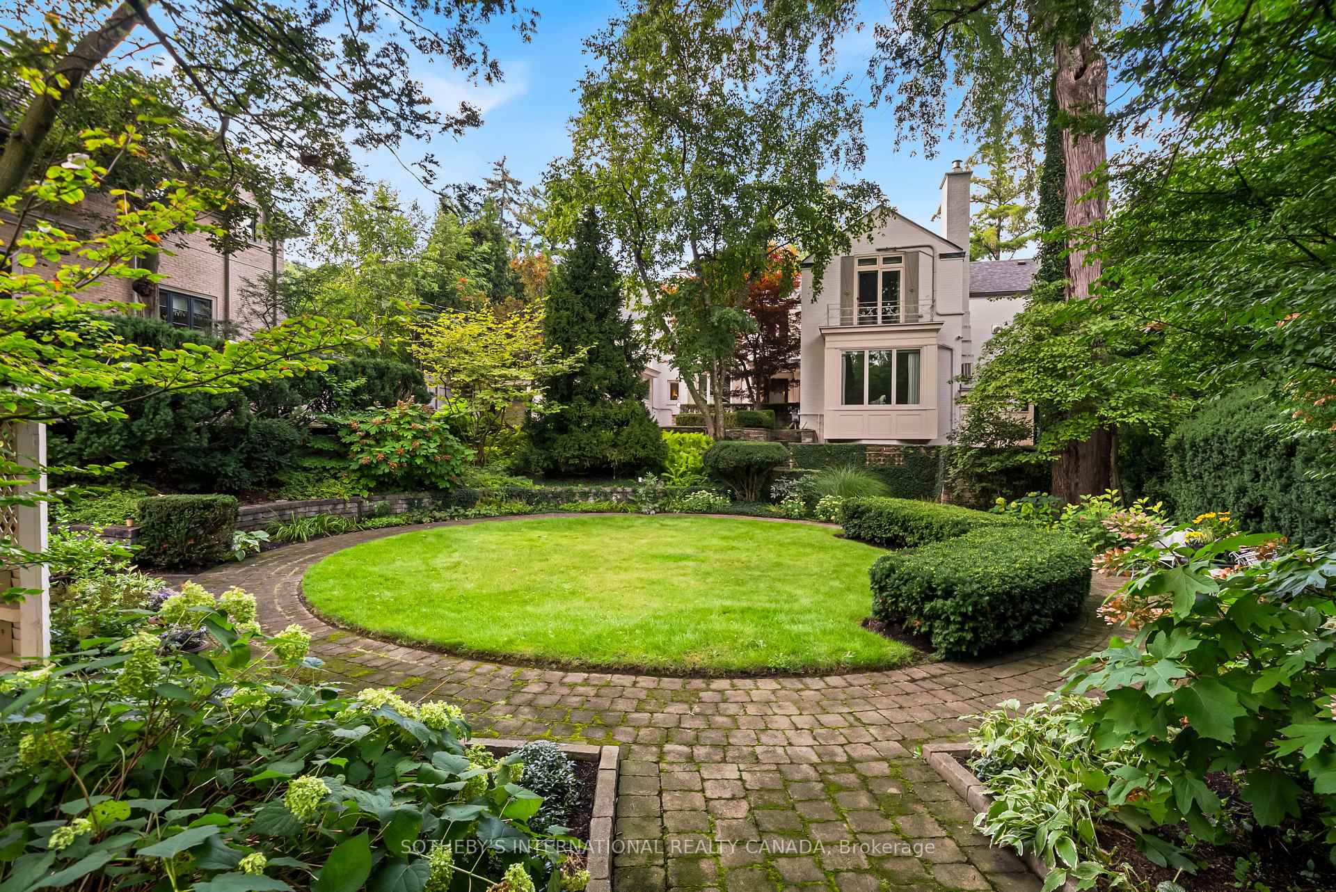 Photo 3 of 12 Forest Glen Crescent, North York, Bridle Path-Sunnybrook-York Mills — HOMEH