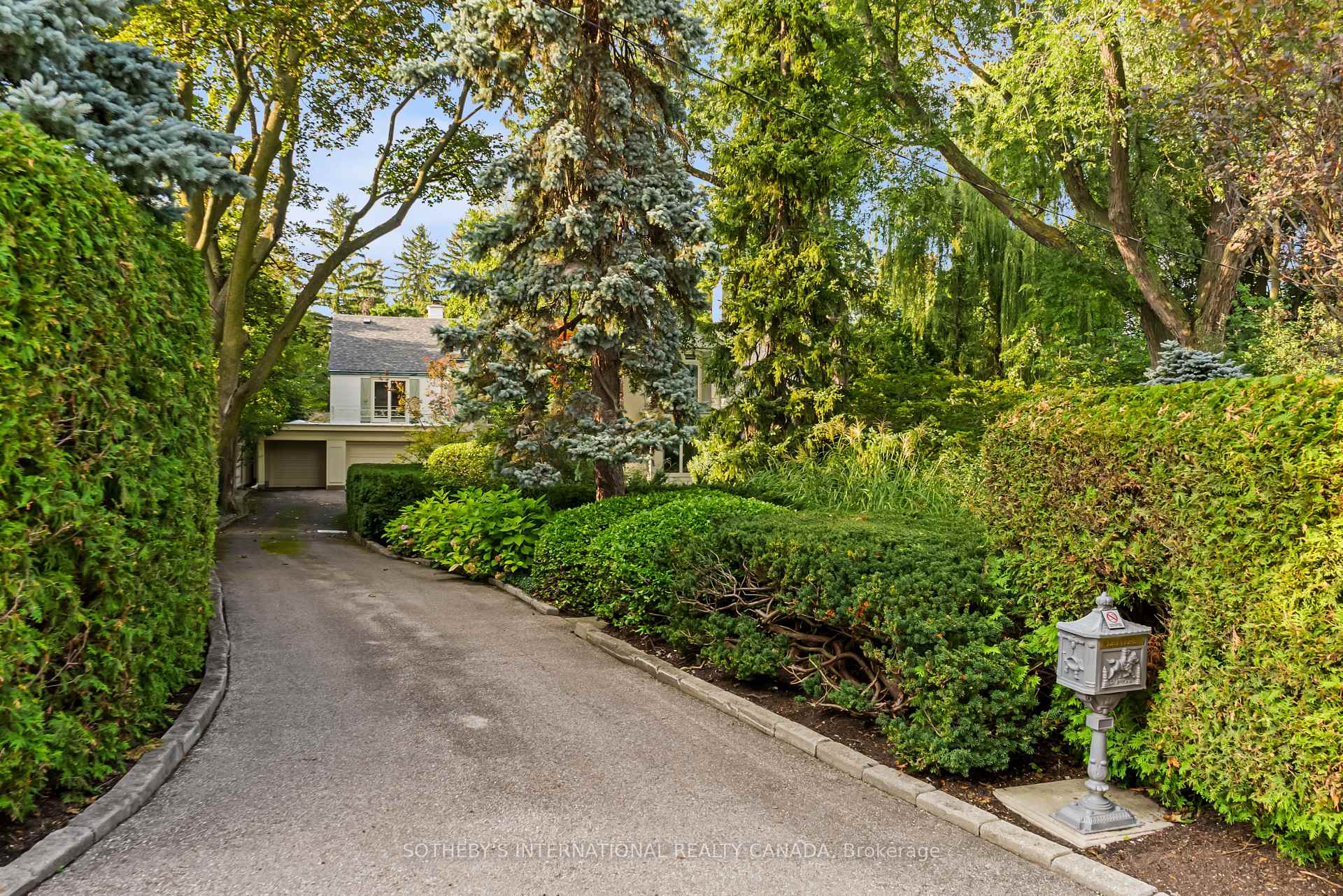 Photo 4 of 12 Forest Glen Crescent, North York, Bridle Path-Sunnybrook-York Mills — HOMEH